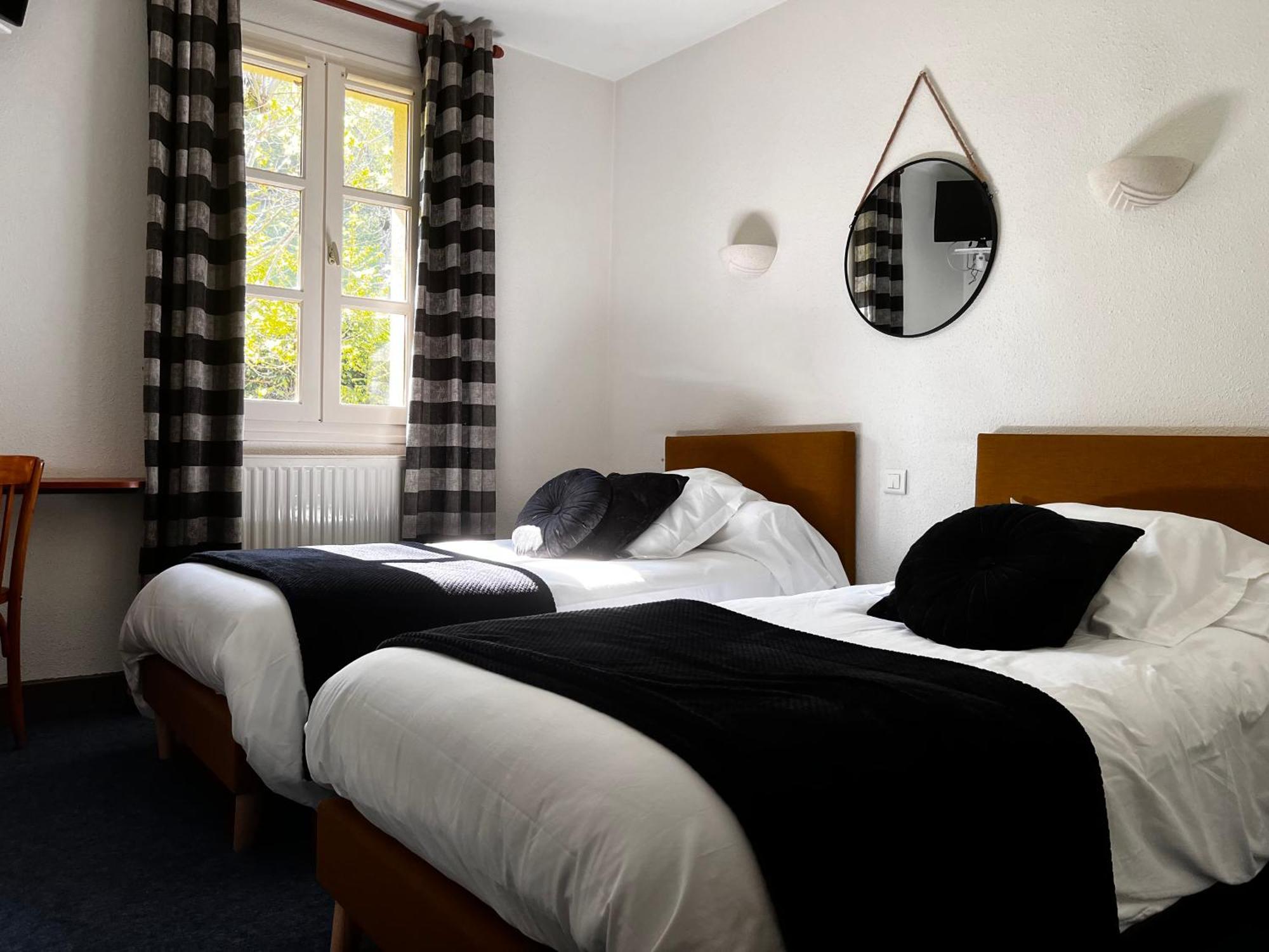 Hotel L'Escoundillou Saint-Jacques-des-Blats Esterno foto