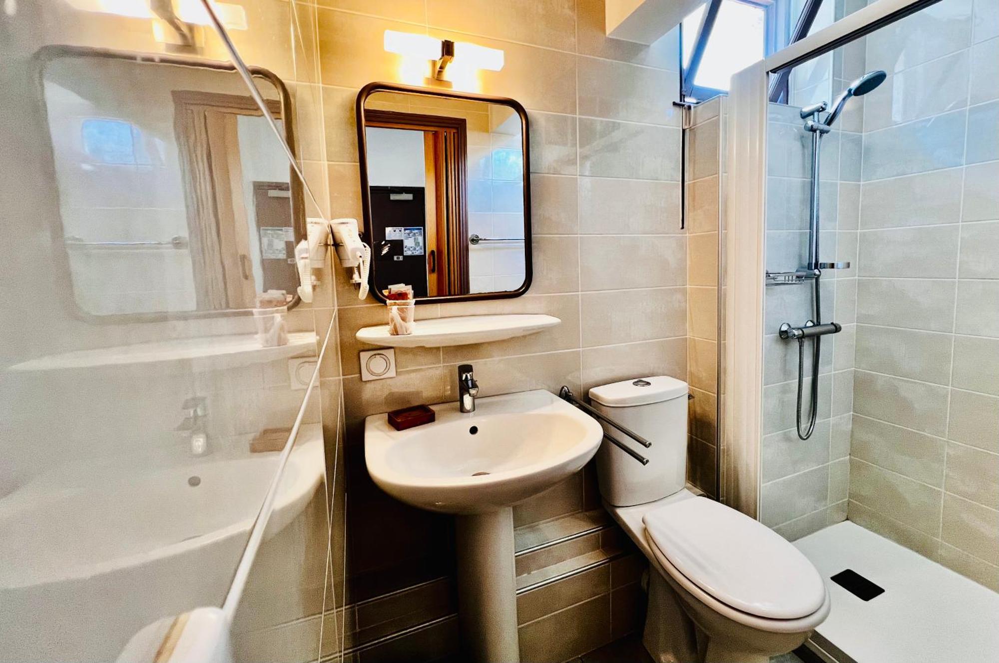 Hotel L'Escoundillou Saint-Jacques-des-Blats Esterno foto